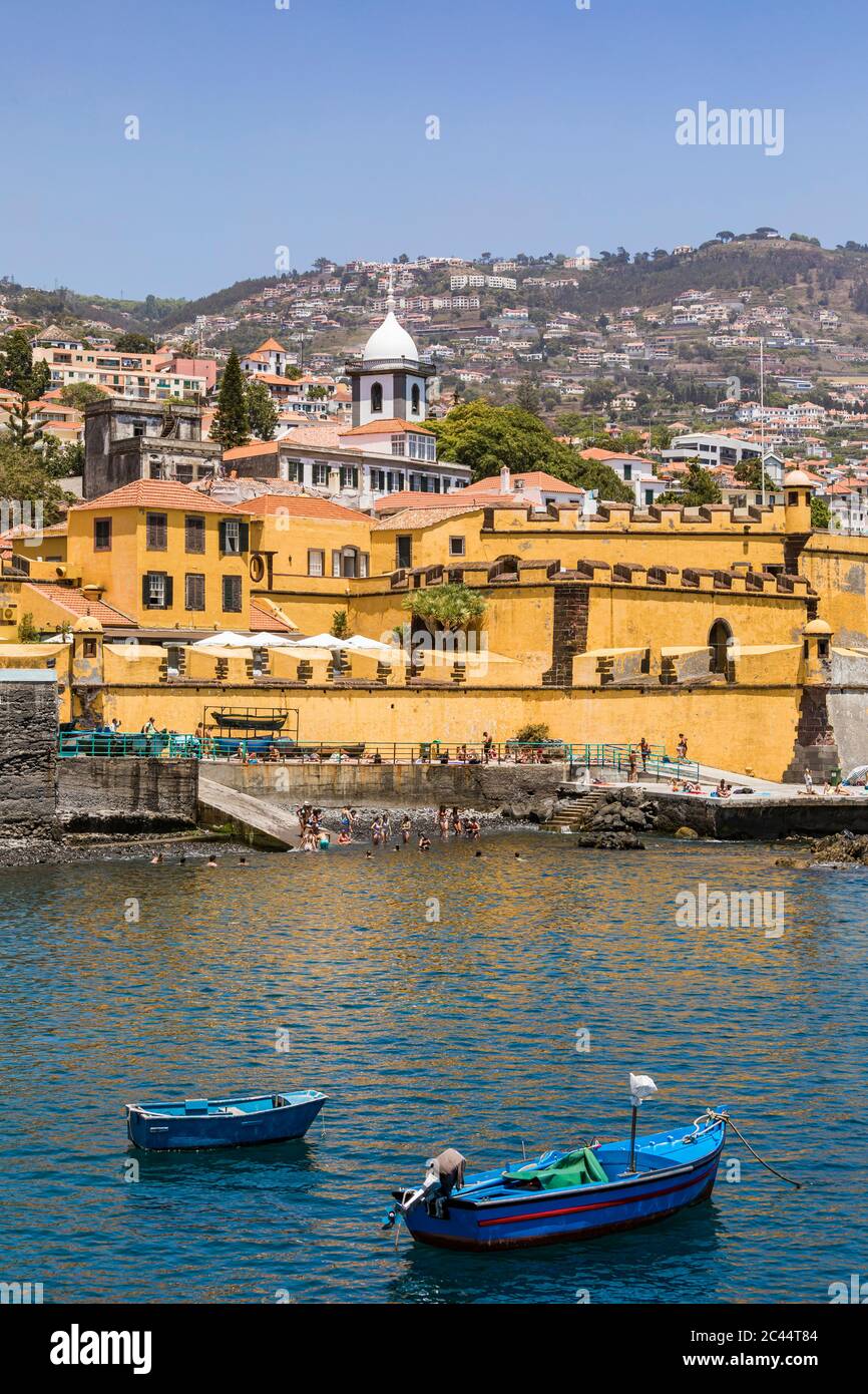 Portugal, île de Madère, Funchal, vue de forte de Sao Tiago avec bateaux de pêche en premier plan Banque D'Images