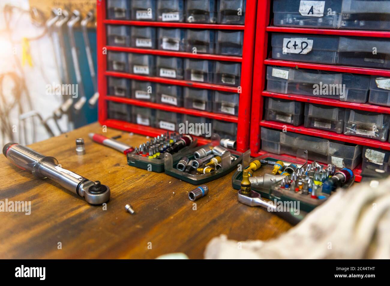 Atelier de vélo, établi avec outils Banque D'Images