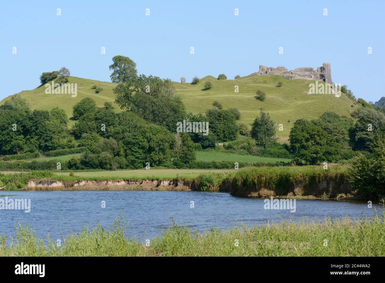 Le château de Dryslwyn se trouve sur une colline rocheuse surplombant la rivière Tywi et la vallée de Tywi Carmarthenshire Wales Cymru Royaume-Uni Banque D'Images