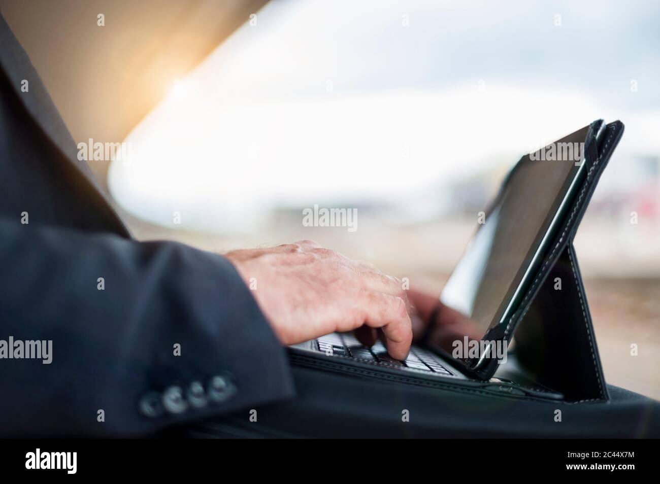 Gros plan d'un homme d'affaires utilisant une tablette numérique à la gare Banque D'Images