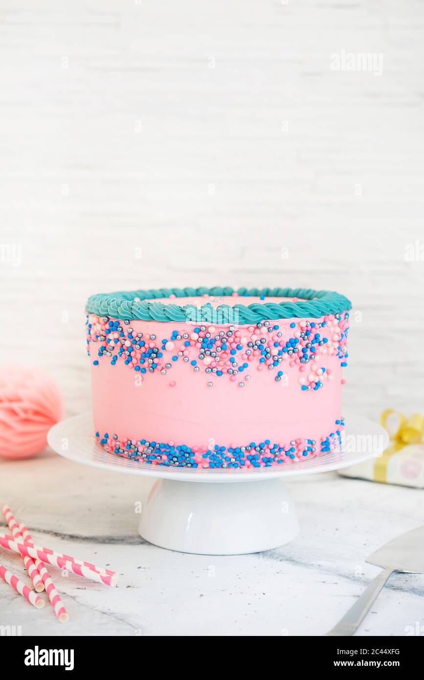 Gâteau d'anniversaire pastel sur table en marbre Banque D'Images