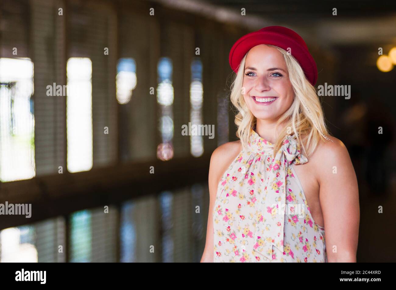 Portrait d'une jeune femme heureuse portant un chapeau rouge Banque D'Images