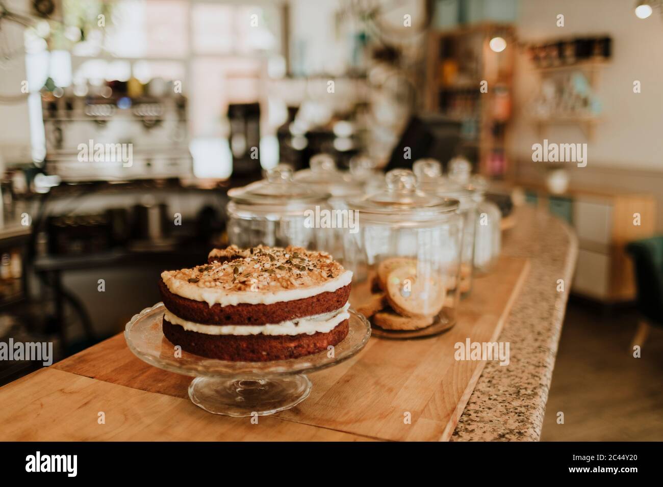 Gâteau fait maison au comptoir d'un café Banque D'Images