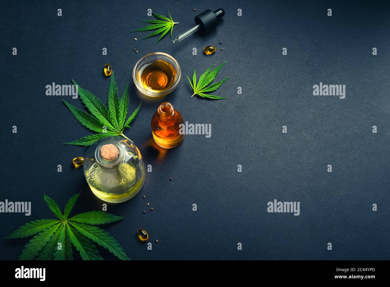 Huile de CBD, teinture avec feuilles de chanvre sur fond noir concept de cannabis médical Banque D'Images