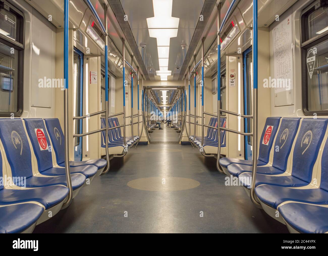 Moscou, Russie 6 juin 2020 : vue intérieure du métro. Intérieur d'un train de métro pour passagers, fauteuils, perspective. Voiture de métro vide. Banque D'Images