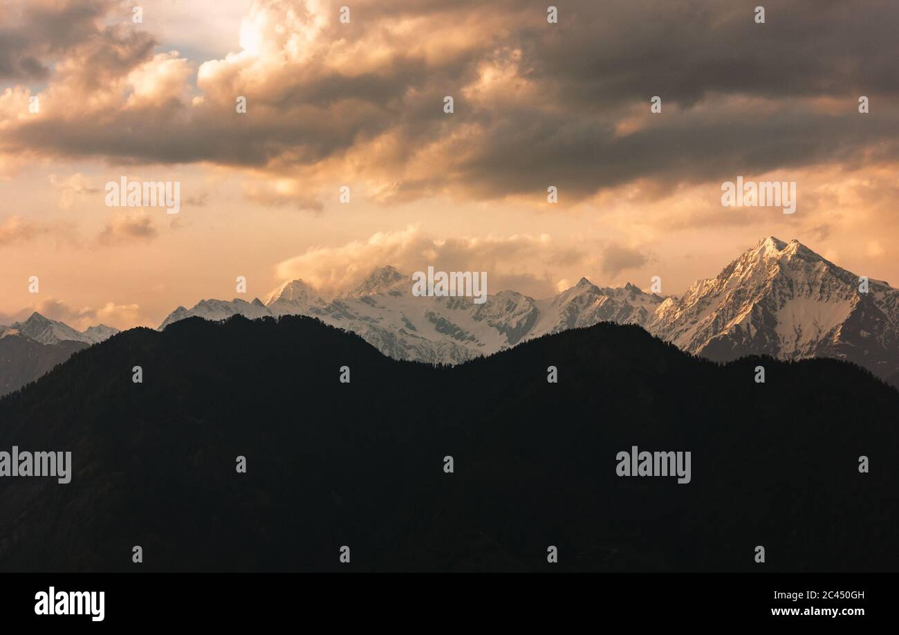 Les montagnes himalayenne du Shrikhand Mahadev ont été vues du village de Sarahan dans l'Himachal Pradesh, Inde. Banque D'Images