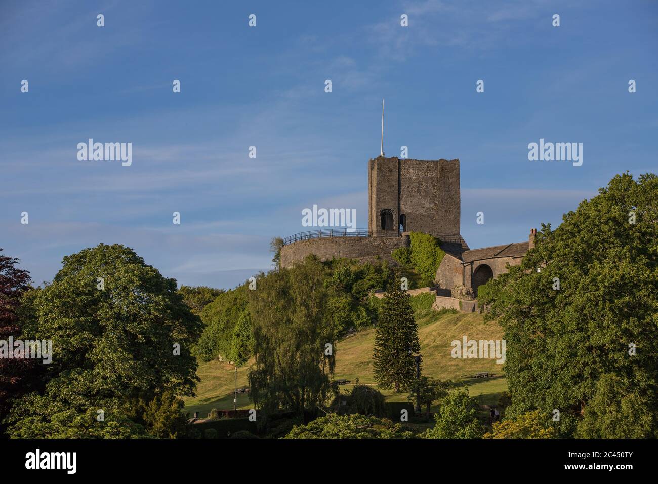 Vue sur le château de Clitheroe et les arbres avec un fond bleu ciel. Parc de la vallée de Ribble Banque D'Images