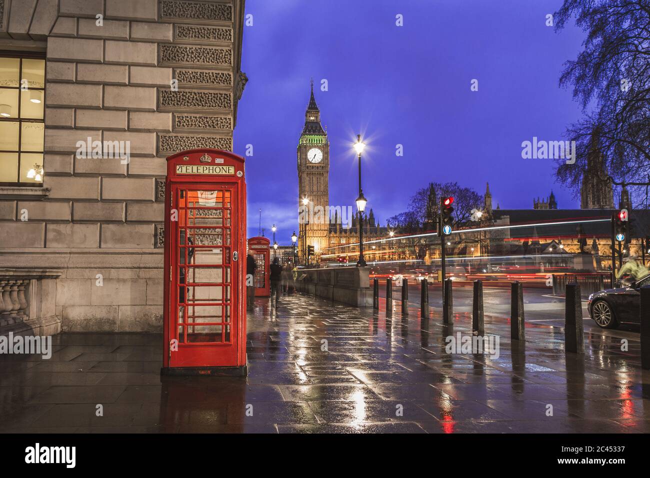 LONDRES, Royaume-Uni - 24 MARS 2015 : Big Ben, Westminster et les cabines téléphoniques rouges dans le centre de Londres la nuit Banque D'Images