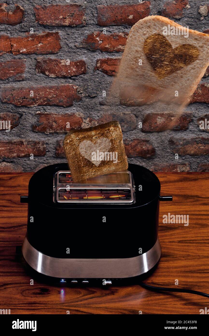 Deux toasts avec un motif en forme de coeur viennent d'un grille-pain Photo  Stock - Alamy