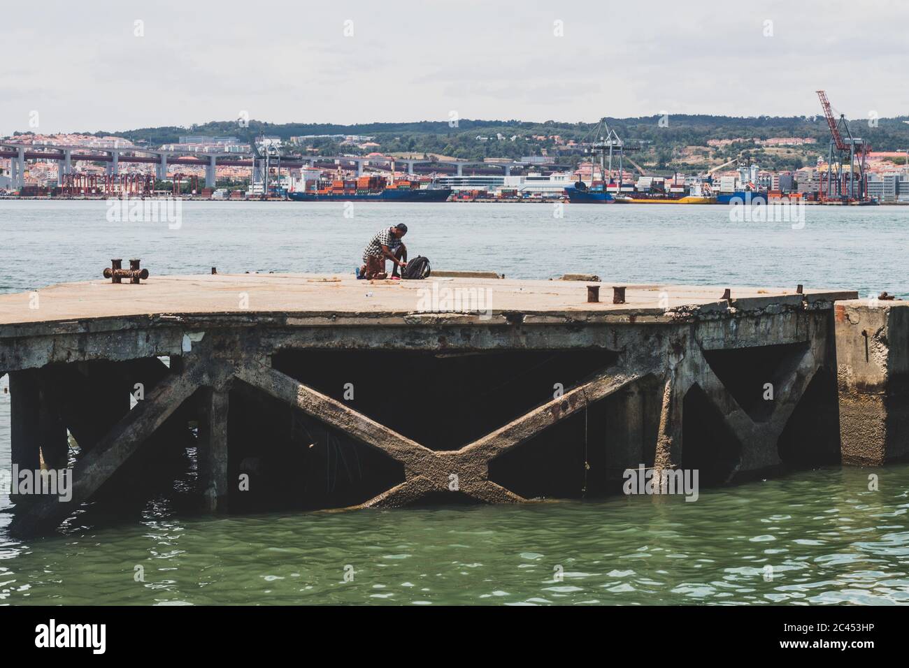 La vie quotidienne dans un des quartiers les plus populaires de Lisbonne, Almada. Est au-dessus de la rivière et est comme un petit village. Portugal. Banque D'Images