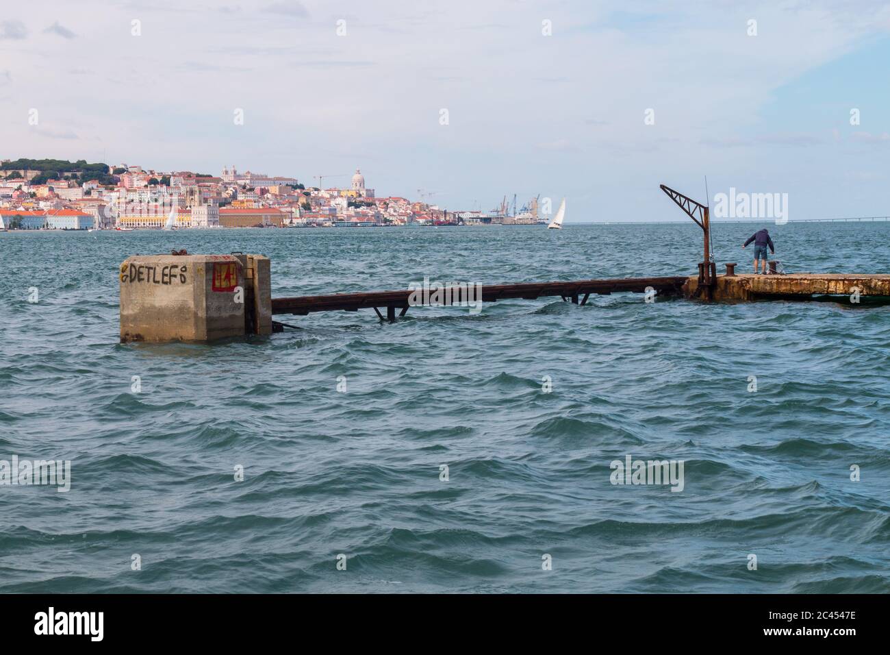 La vie quotidienne dans un des quartiers les plus populaires de Lisbonne, Almada. Est au-dessus de la rivière et est comme un petit village. Portugal. Banque D'Images