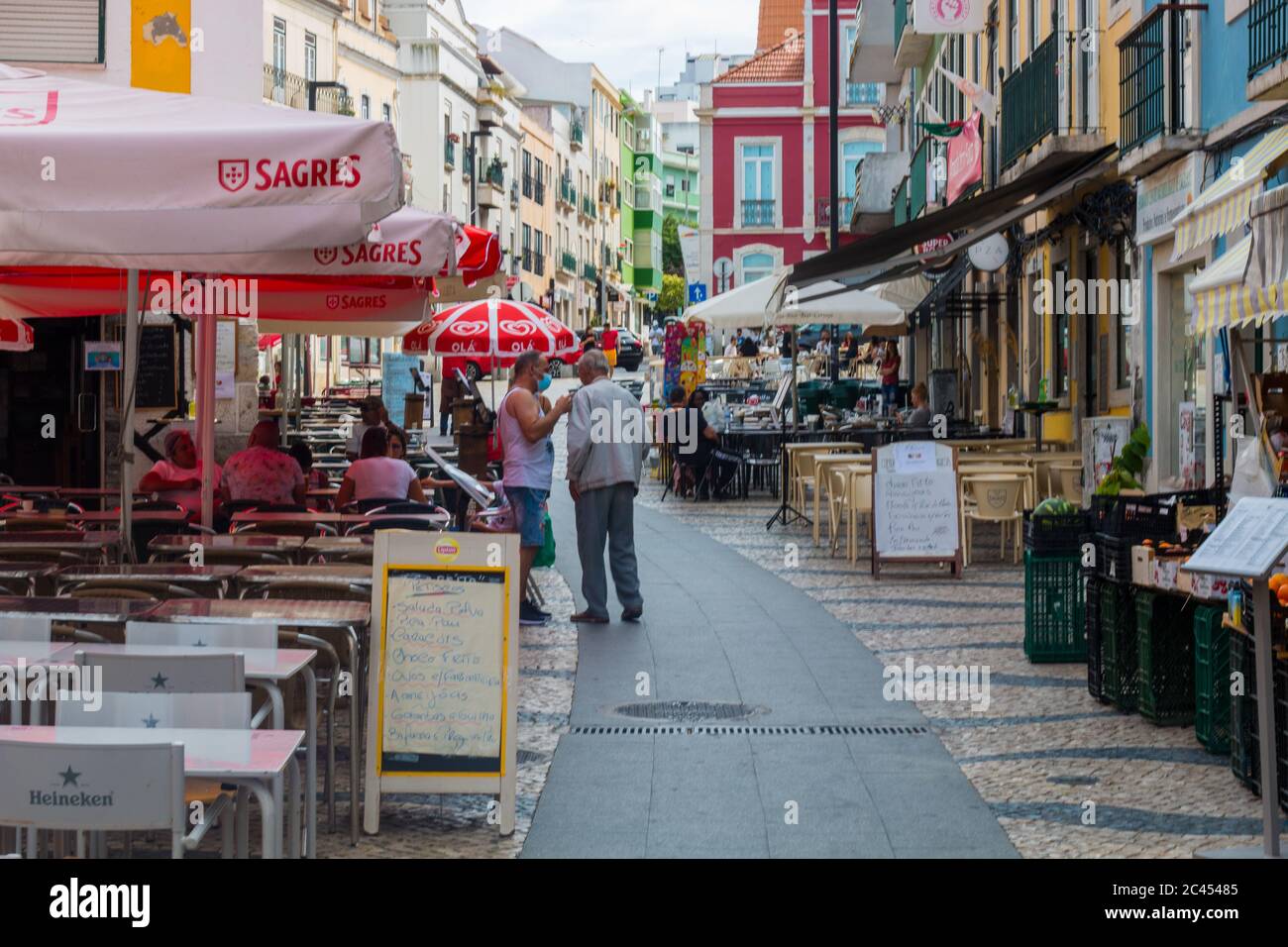 La vie quotidienne dans un des quartiers les plus populaires de Lisbonne, Almada. Est au-dessus de la rivière et est comme un petit village. Portugal. Banque D'Images