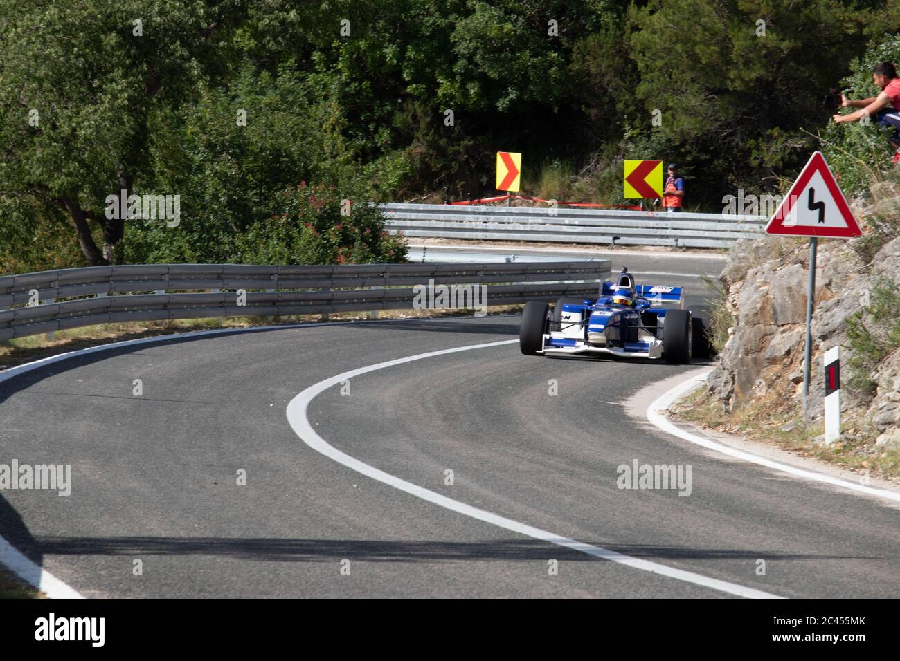 Skradin Croatie, juin 2020 Racecar vert et noir de formule vu de loin en montant pendant un championnat de course Banque D'Images