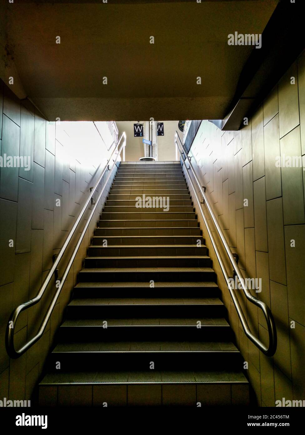 Escaliers dans une gare de train aérien. France Banque D'Images
