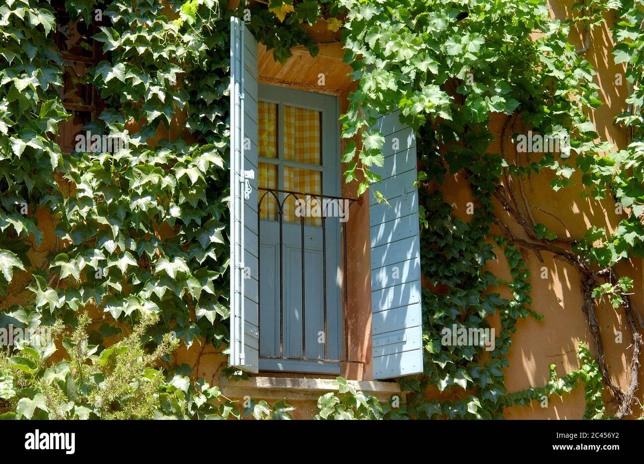 Volets sur fenêtre campagne, Provence, France Banque D'Images