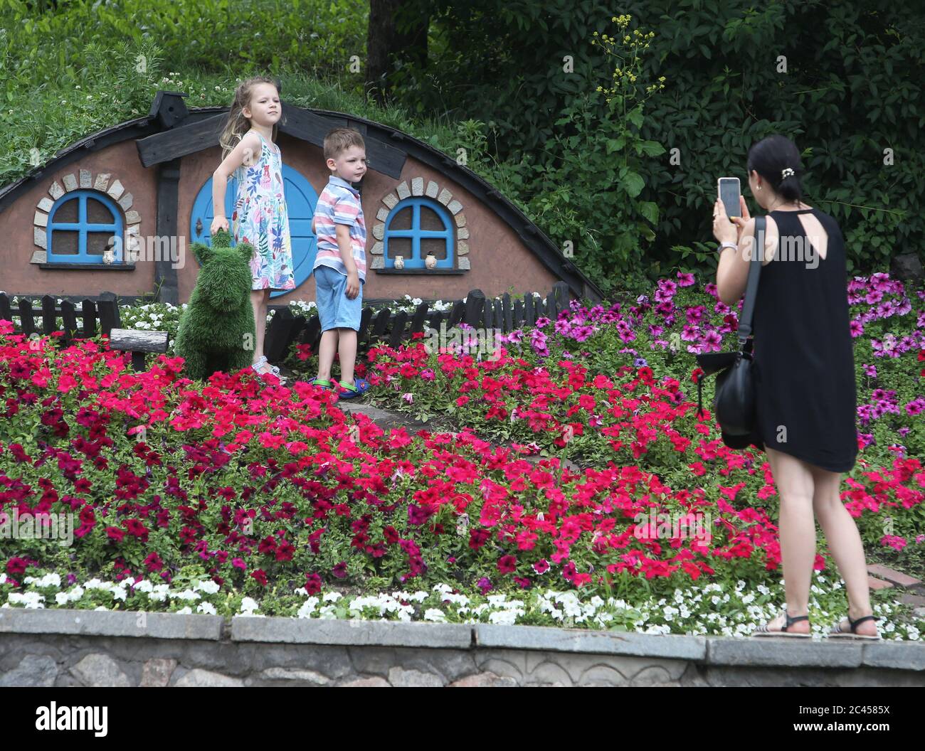 Kiev, Ukraine. 23 juin 2020. Une femme prend des photos pour les enfants lors de l'exposition annuelle de fleurs d'été à Kiev, Ukraine, le 23 juin 2020. Credit: Sergueï Starostenko/Xinhua/Alay Live News Banque D'Images