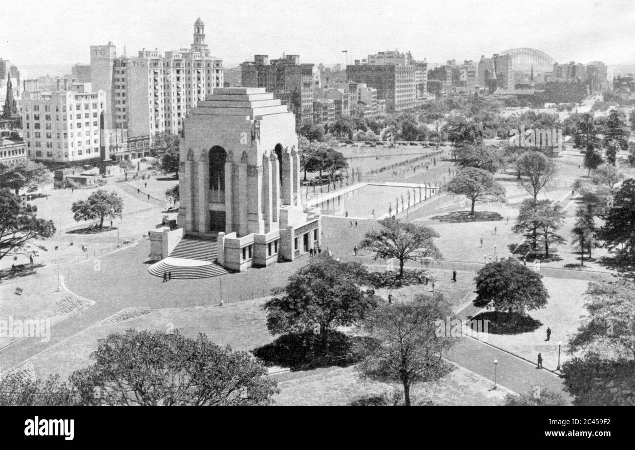 Sydney Australie 1938 : terminé en 1934, quatre ans seulement avant la publication de cette image, Le mémorial de guerre de l'ANZAC, situé dans Hyde Park à Sydney, a commémoré tous les membres des Forces de défense australiennes qui ont participé à la première Guerre mondiale. Cette image a été publiée en 1938 par le Municipal Council of Sydney pour commémorer le 150e anniversaire de la fondation d'une nation. Banque D'Images