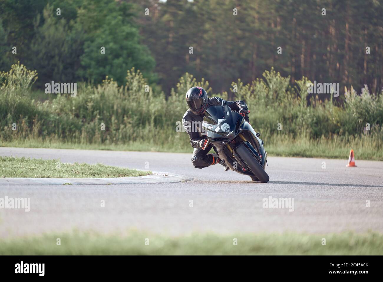 11-05-2020 Riga, Lettonie. Motard sur un circuit de course qui tourne dans un virage avec un circuit de course derrière. Banque D'Images