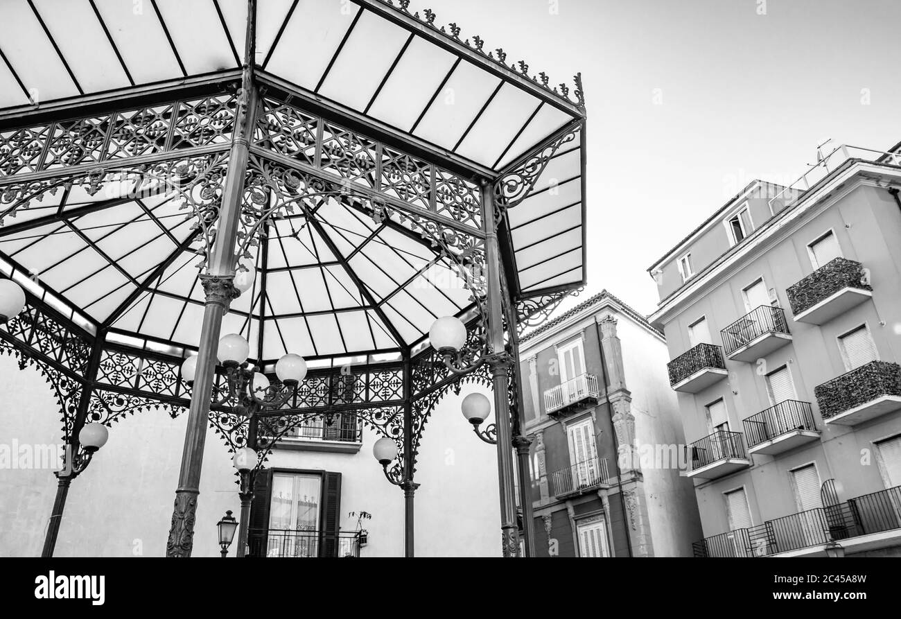 27 octobre 2019 - Isernia, Molise, Italie - le belvédère en fer forgé vert Art nouveau. La housse en verre satiné mat et les décorations florales. La fenêtre Banque D'Images