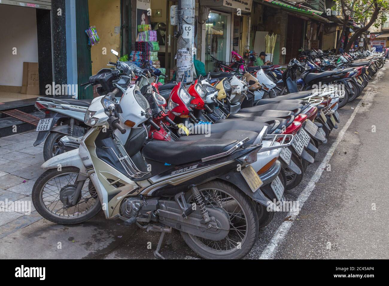 HANOÏ, VIETNAM - 19 MARS 2017 : de grandes quantités de motos et de véhicules à moteur garés dans les rues de Hanoï pendant la journée Banque D'Images