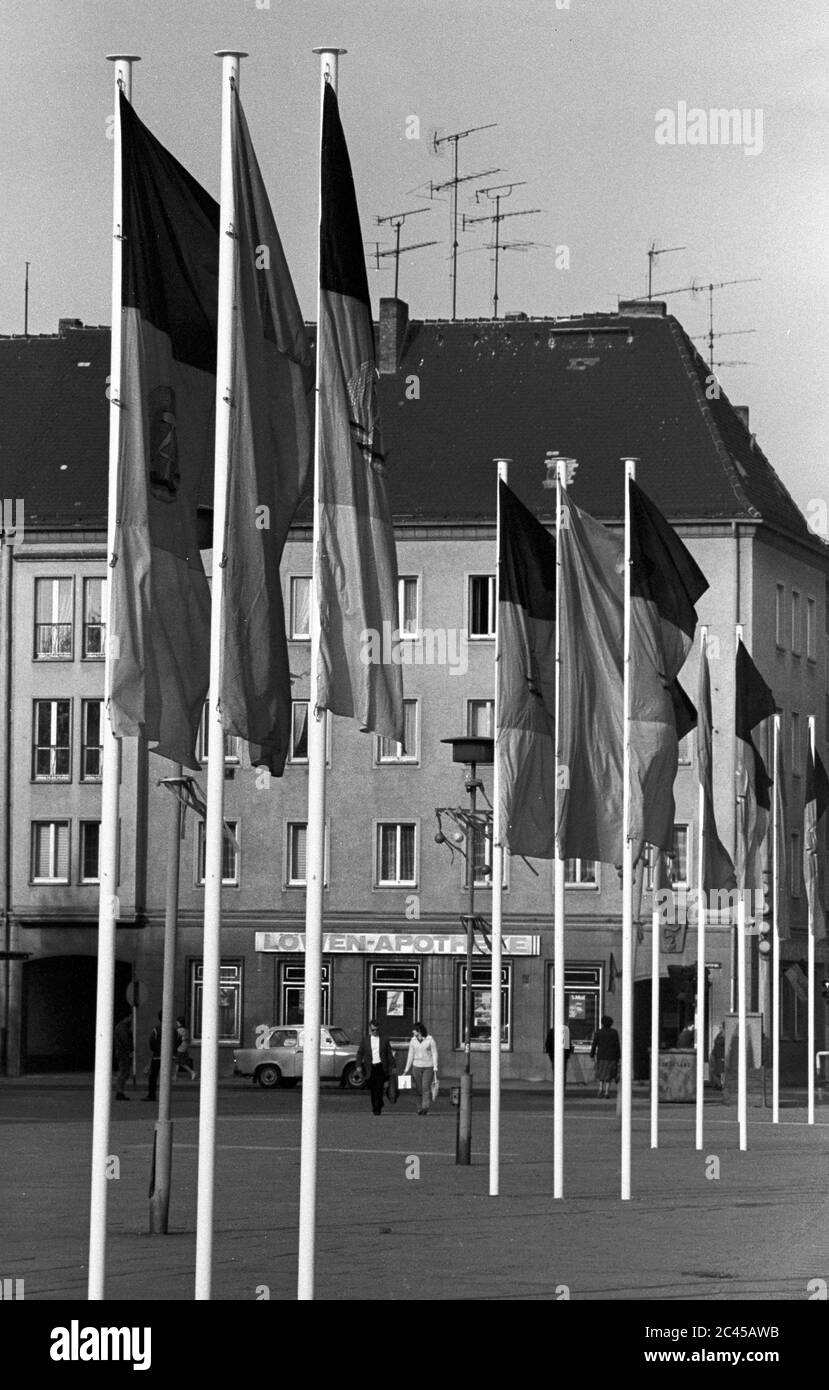29 avril 1985, Saxe, Eilenburg: Le centre-ville de Eilenburg se présente en préparation pour le 1er mai, 'la lutte de la classe ouvrière internationale' et le 8 mai, jour de libération du fascisme hitlérien, à la fin du mois d'avril 1985 avec les drapeaux de la RDA et les drapeaux rouges sur les mâts. Les antennes sur les toits sont orientées vers l'ouest. Date exacte de l'enregistrement inconnue. Photo: Volkmar Heinz/dpa-Zentralbild/ZB Banque D'Images