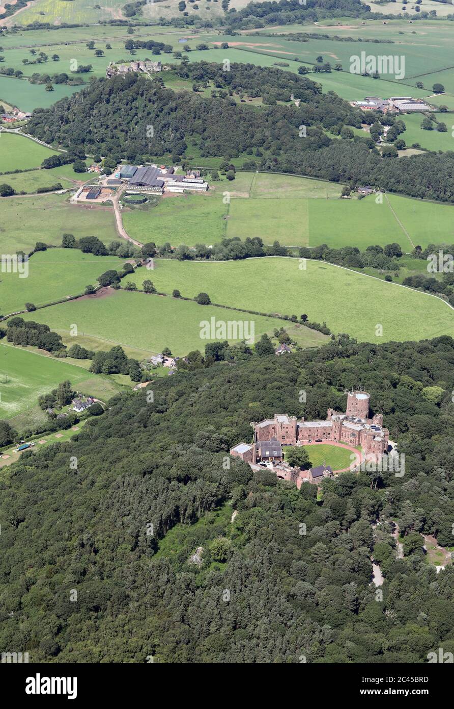 Vue aérienne du château de Peckforton à Cheshire avec le château de Beeston en arrière-plan, Royaume-Uni Banque D'Images