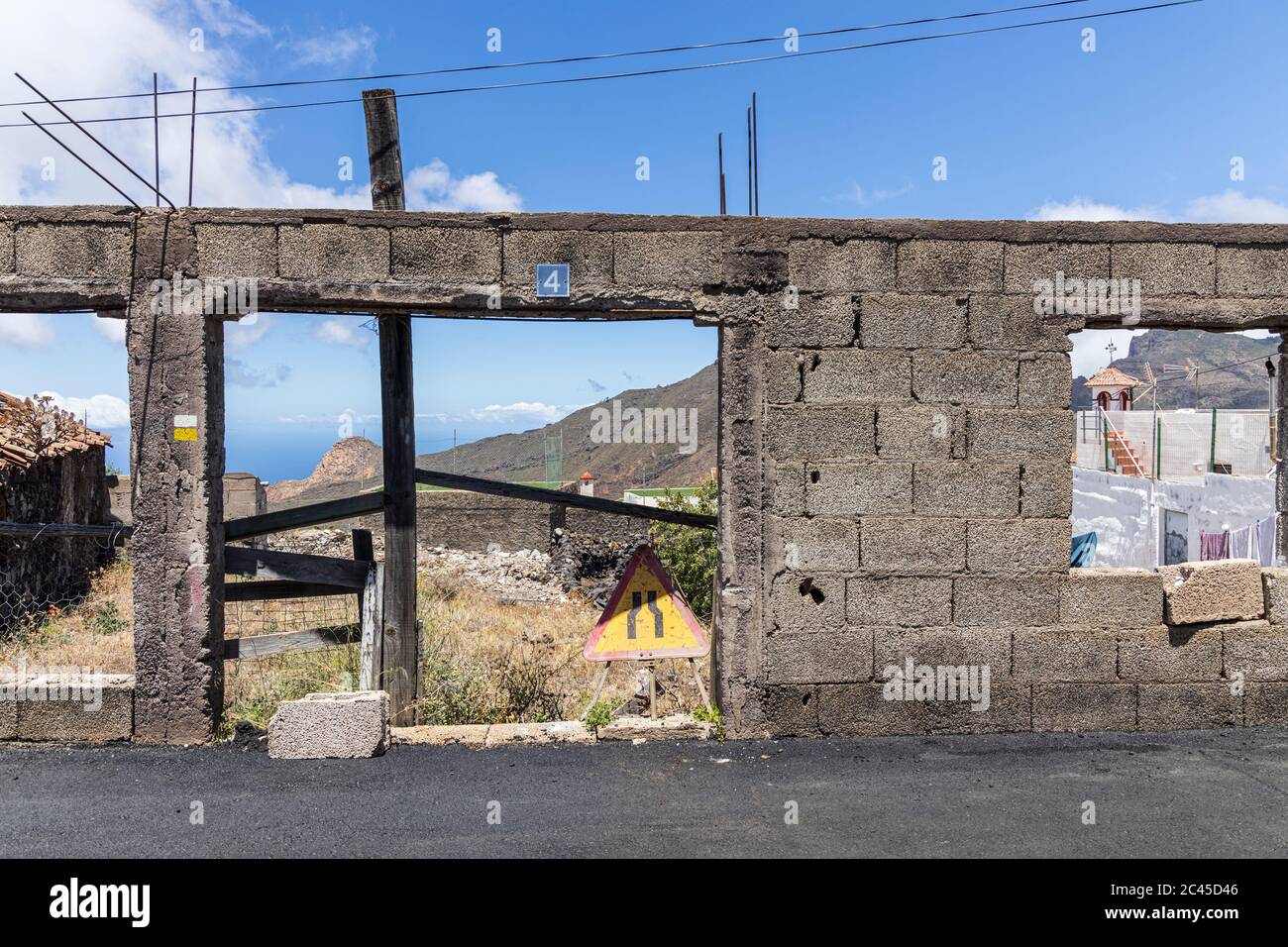 Mur de maison inachevé abandonné avec des espaces ouverts où les portes et les fenêtres se renveraient à Las Manchas, Santiago del Teide, Tenerife, les îles Canaries, Espagne Banque D'Images