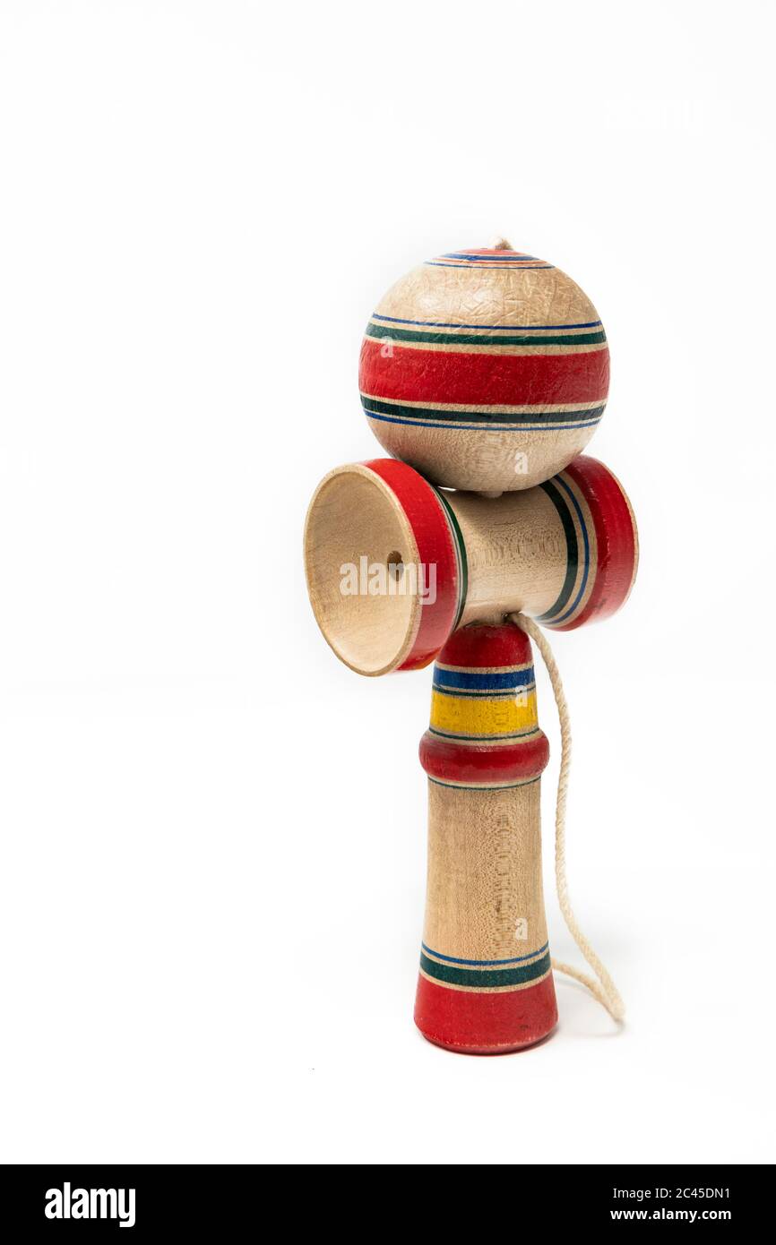 Le Kendama original. Un ancien, traditionnel, jouet japonais en bois pour  les enfants. A trois tasses et un pic qui s'adapte dans le trou dans la  bille Photo Stock - Alamy