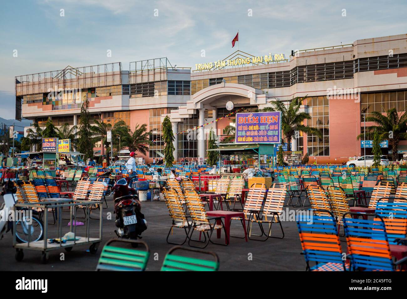 Baria, Vietnam - février 2020 : marché de poissons de l'après-midi Cho Ba Ria. Marché local de produits frais. Banque D'Images