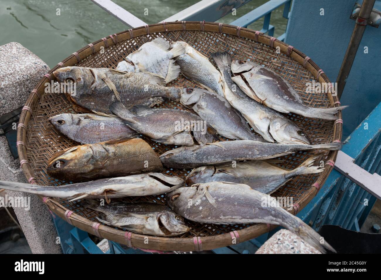 Pêche au poisson dans le village de pêcheurs de Tai O, Hong Kong Banque D'Images
