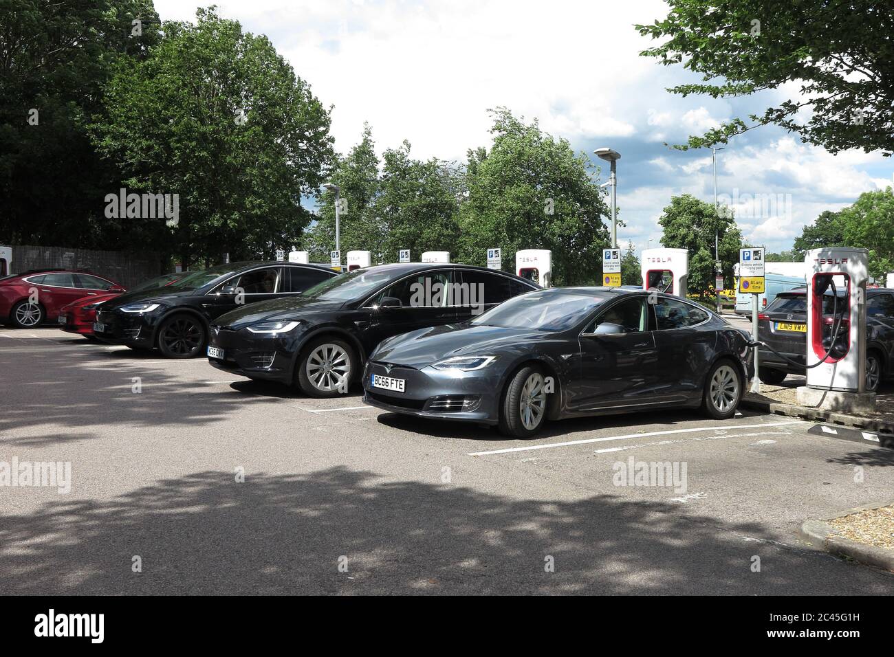 Voitures électriques Tesla en charge à South Mimms services, M25 Banque D'Images