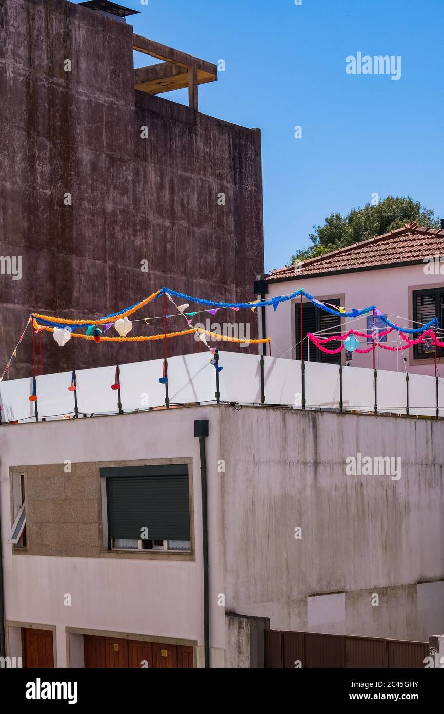 Porto, Portugal - Maison décorée de drapeaux de fête pour 'São João' - Saint John événement populaire dans la ville Banque D'Images