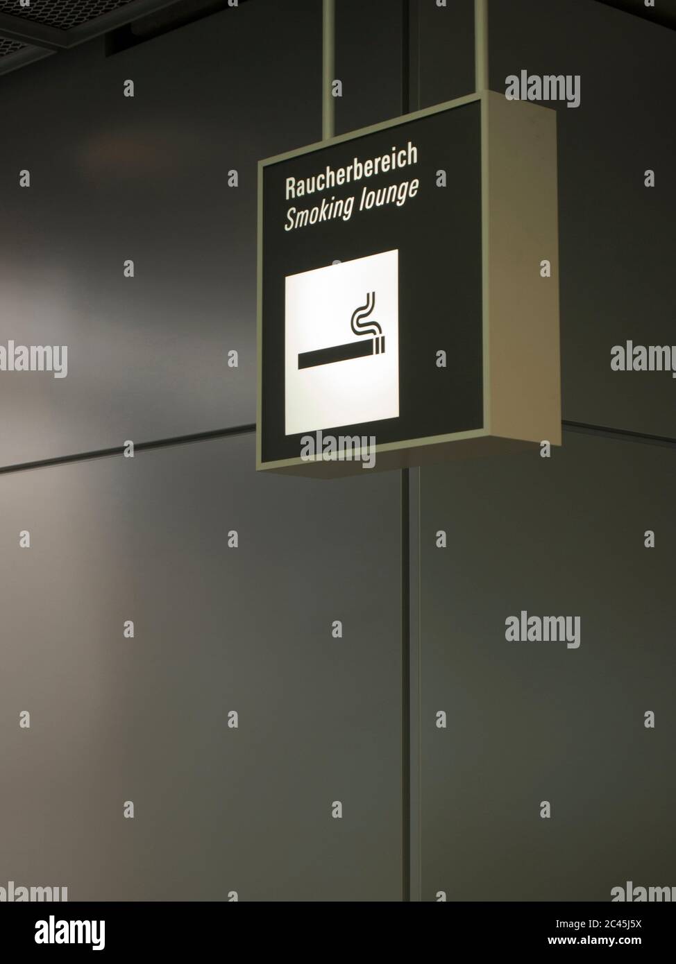 Espace fumeurs à l'aéroport Banque D'Images Espace fumeurs à l'aéroport Banque D'Images