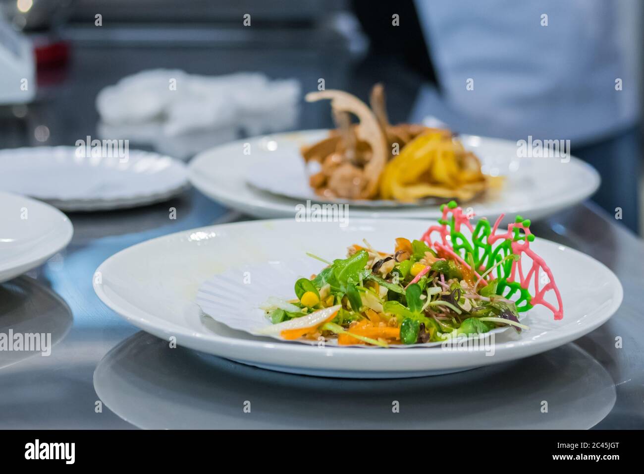 Délicieuse salade exotique fraîche avec des ingrédients naturels à vendre  sur une assiette blanche à la cuisine du restaurant, café. Cuisine,  restauration, cuisine professionnelles Photo Stock - Alamy