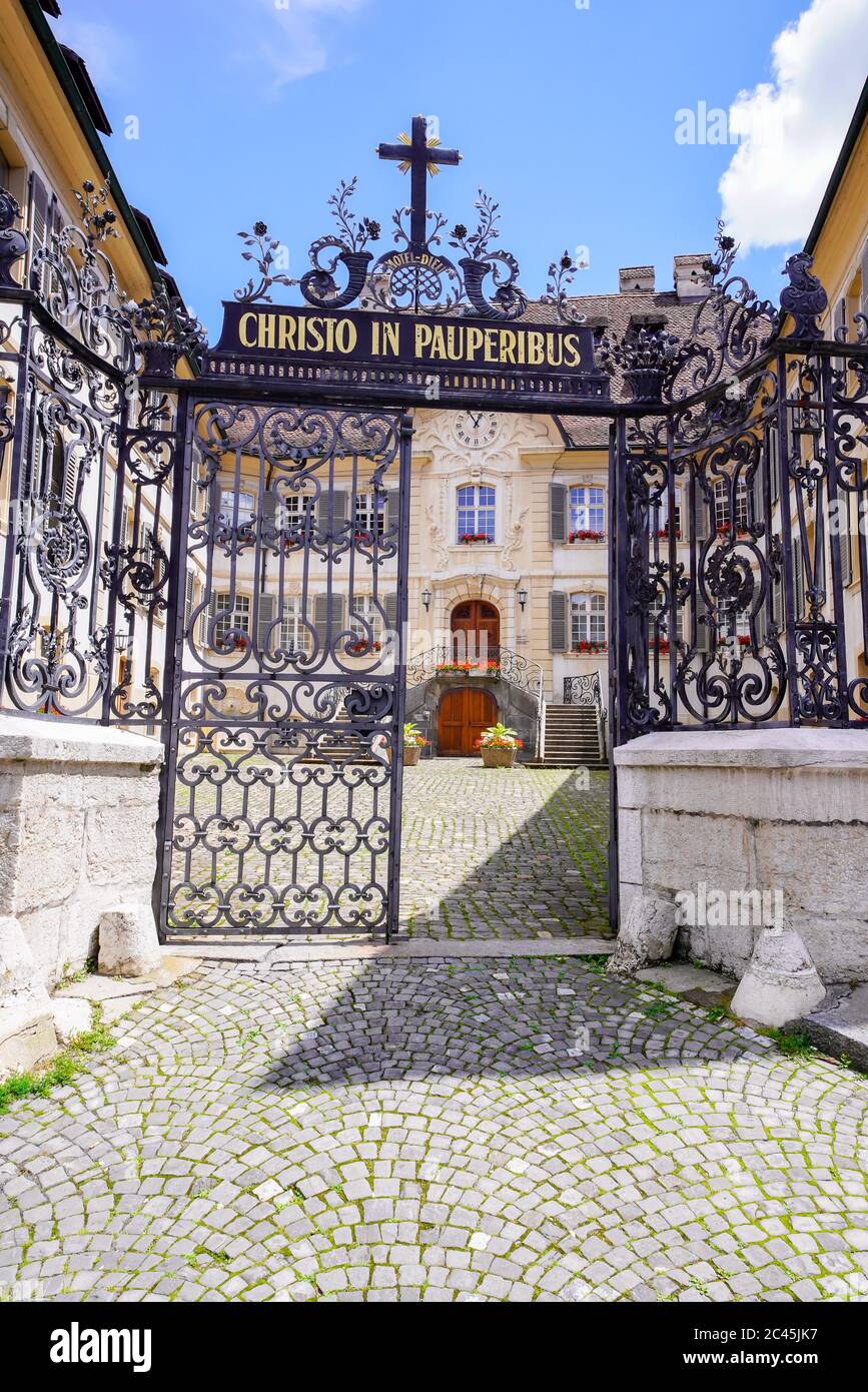 Hôtel-Dieu (ancien hôpital de Pruntruter) construit en 1761, devenu musée et bibliothèque, Porrentruy, canton du Jura, Suisse. L'inscription latine 'Christo à pau Banque D'Images