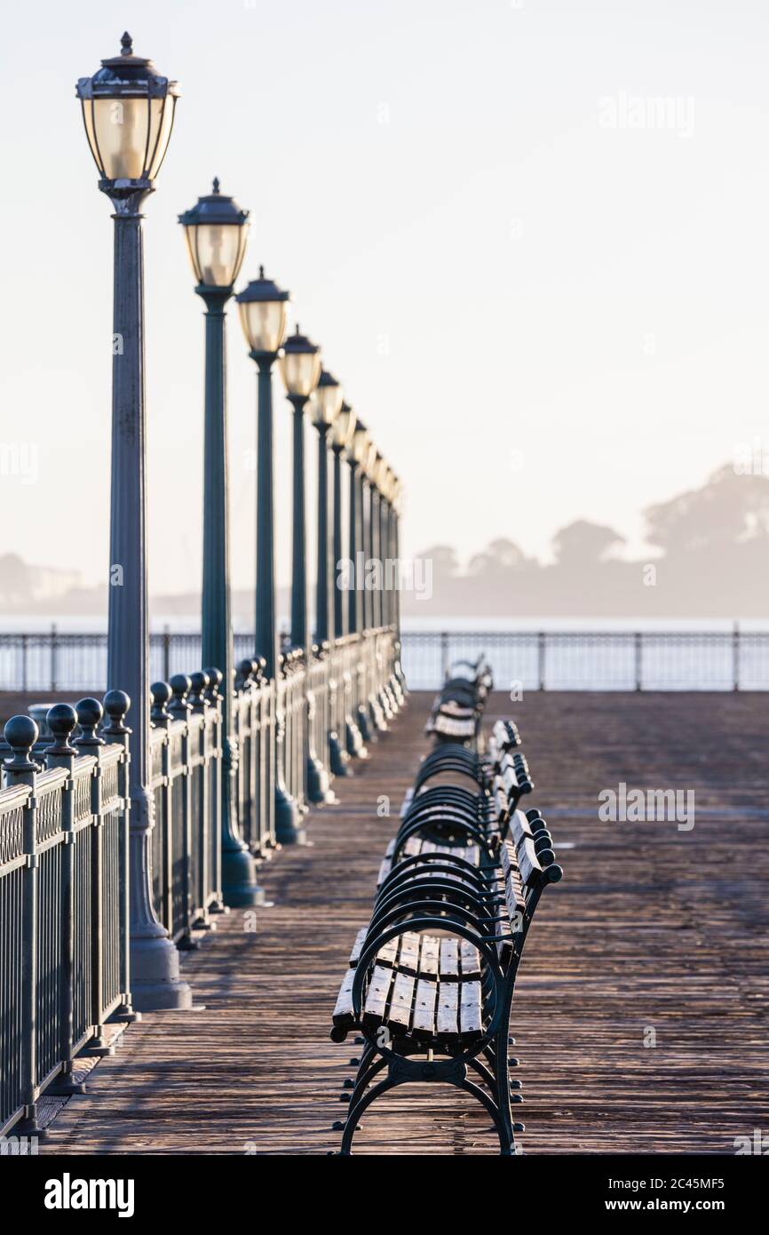 Regardez le long de l'embarcadère 7 vide, l'Embarcadero, San Francisco, Californie, États-Unis pendant la crise du virus Corona. Banque D'Images