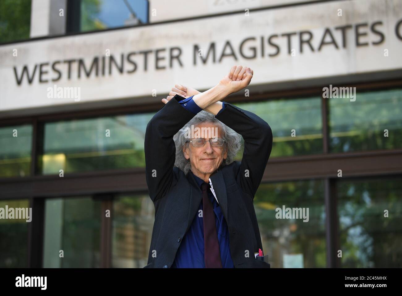 Piers Corbyn, le frère de l'ancien leader travailliste Jeremy Corbyn, à Westminster Magistrats, Londres, où il a été accusé de violation des règles de verrouillage. Banque D'Images