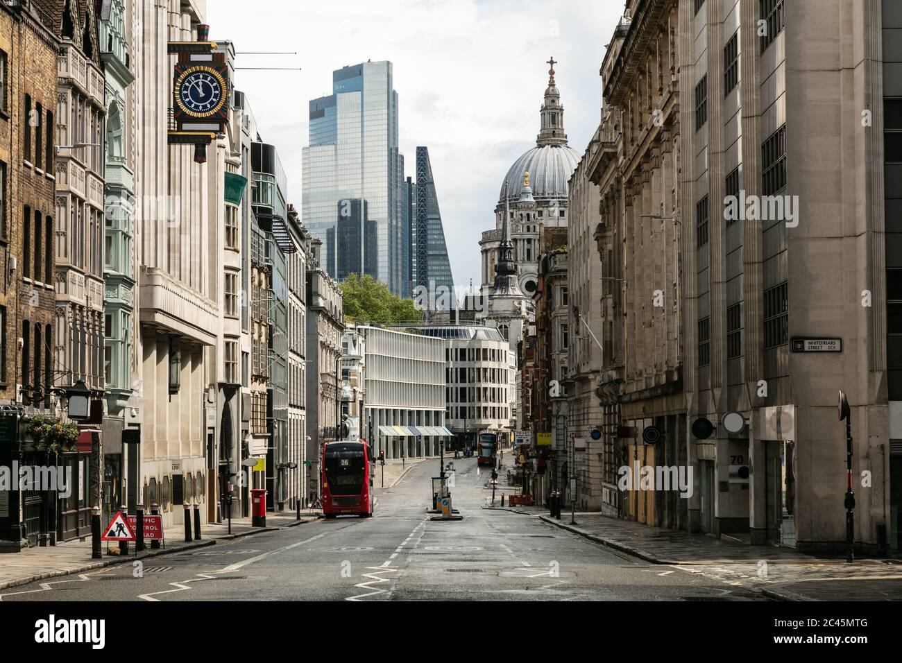 Admirez Fleet Street vide avec ses immeubles de bureaux et la cathédrale Saint-Paul parmi les immeubles modernes de grande hauteur de Londres pendant la crise du virus Corona. Banque D'Images