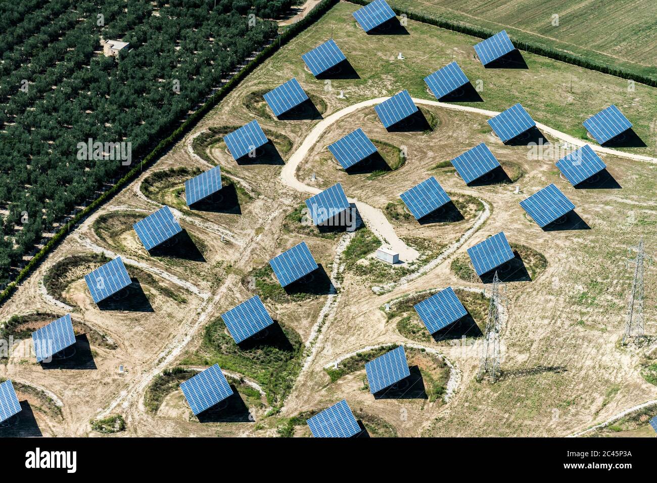 Vue aérienne d'un champ solaire à Puglia, Italie Banque D'Images