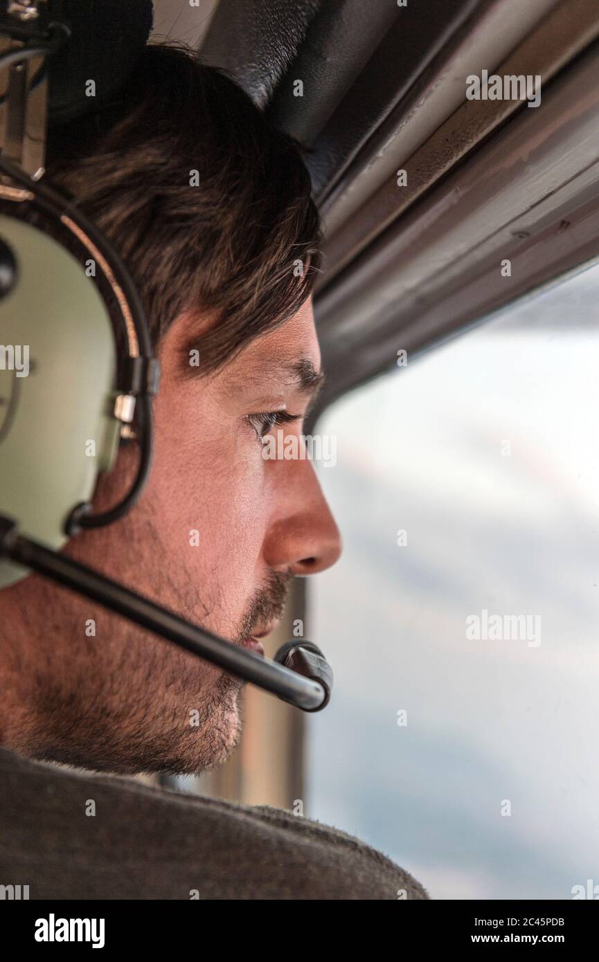 Copilote dans le cockpit d'un avion Banque D'Images