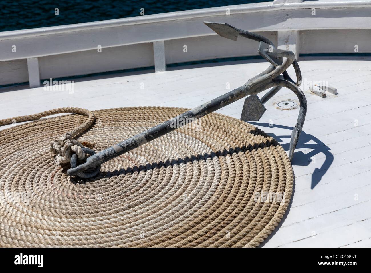 ancrage et corde enroulés sur un bateau nautique Banque D'Images
