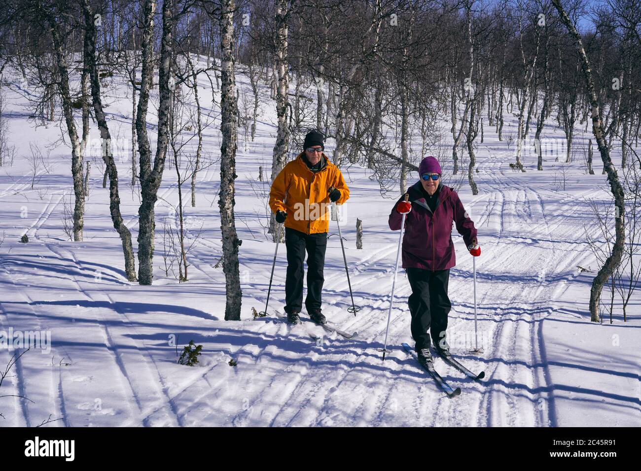 Couple ski de fond à Vasterbotten LAN, Suède. Banque D'Images