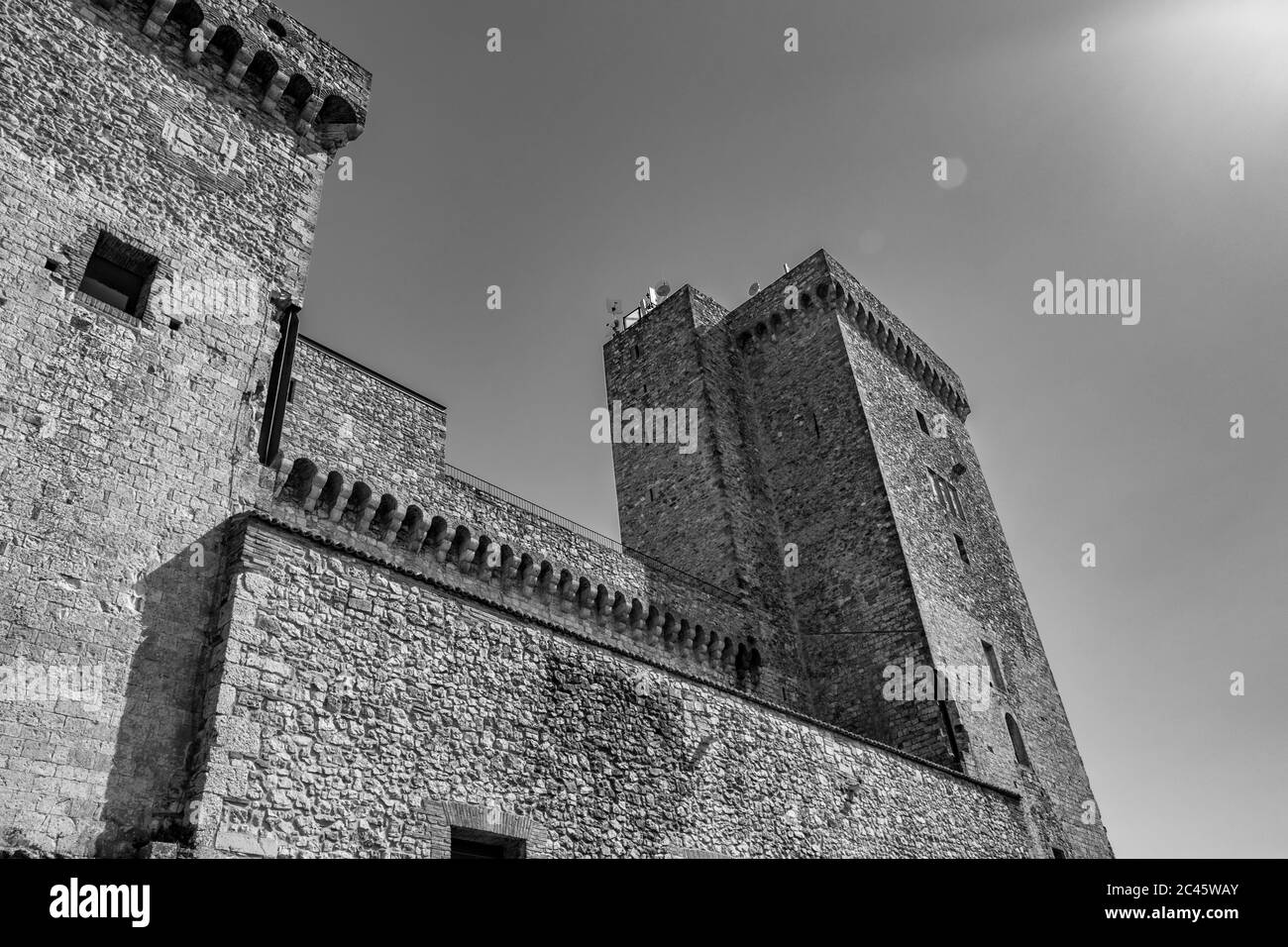 30 juin 2019 - Narni, Ombrie, Terni, Italie - le château médiéval de l'ancien village de Narni. Les murs en pierre et les tours de la forteresse. Le Banque D'Images
