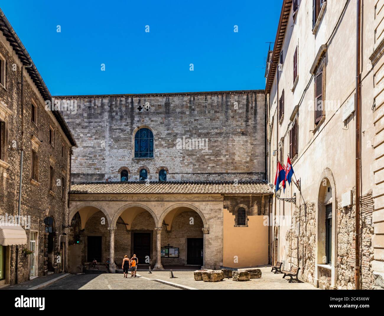 La cathédrale médiévale de San Giovenale dans l'ancien village de Narni. La façade avec le portique et l'entrée de l'église. Ombrie, Terni, IT Banque D'Images