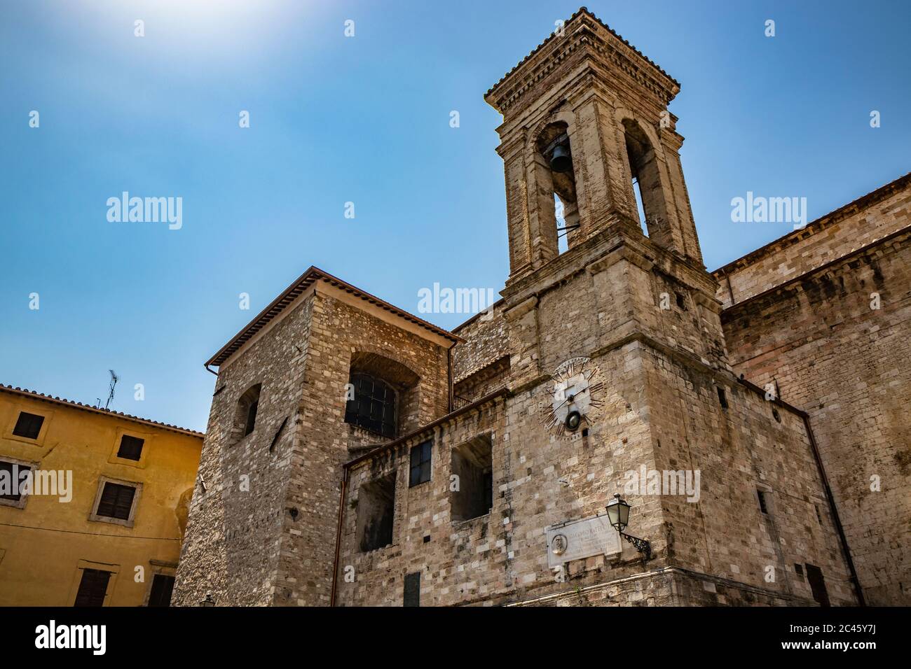 Narni, Ombrie, Italie - la cathédrale médiévale de San Giovenaleo dans l'ancien village de Narni. Le côté avec le clocher et l'horloge de l'église. TH Banque D'Images