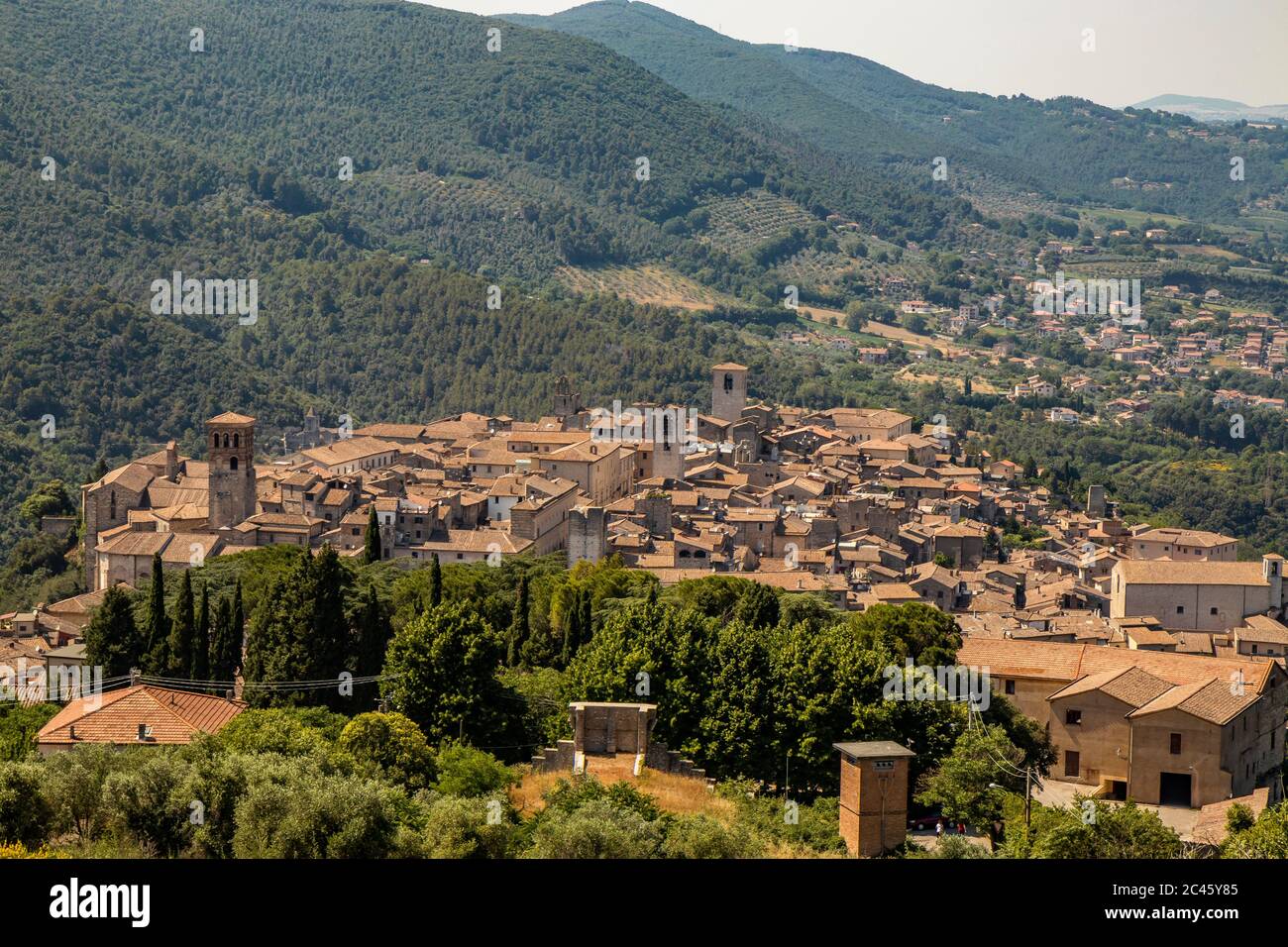 Vue depuis le dessus de l'ancien village médiéval de Narni. Ombrie, Terni, Italie. La vue sur les montagnes, les arbres, la nature. Les toits rouges du Banque D'Images