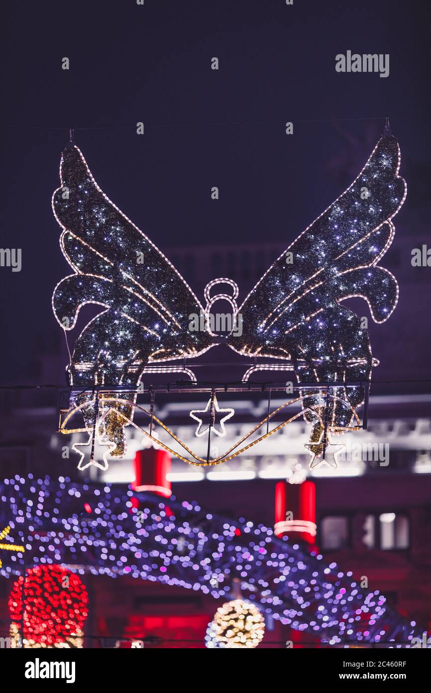 Papillon illuminé avec fessée sur le marché de Noël Banque D'Images