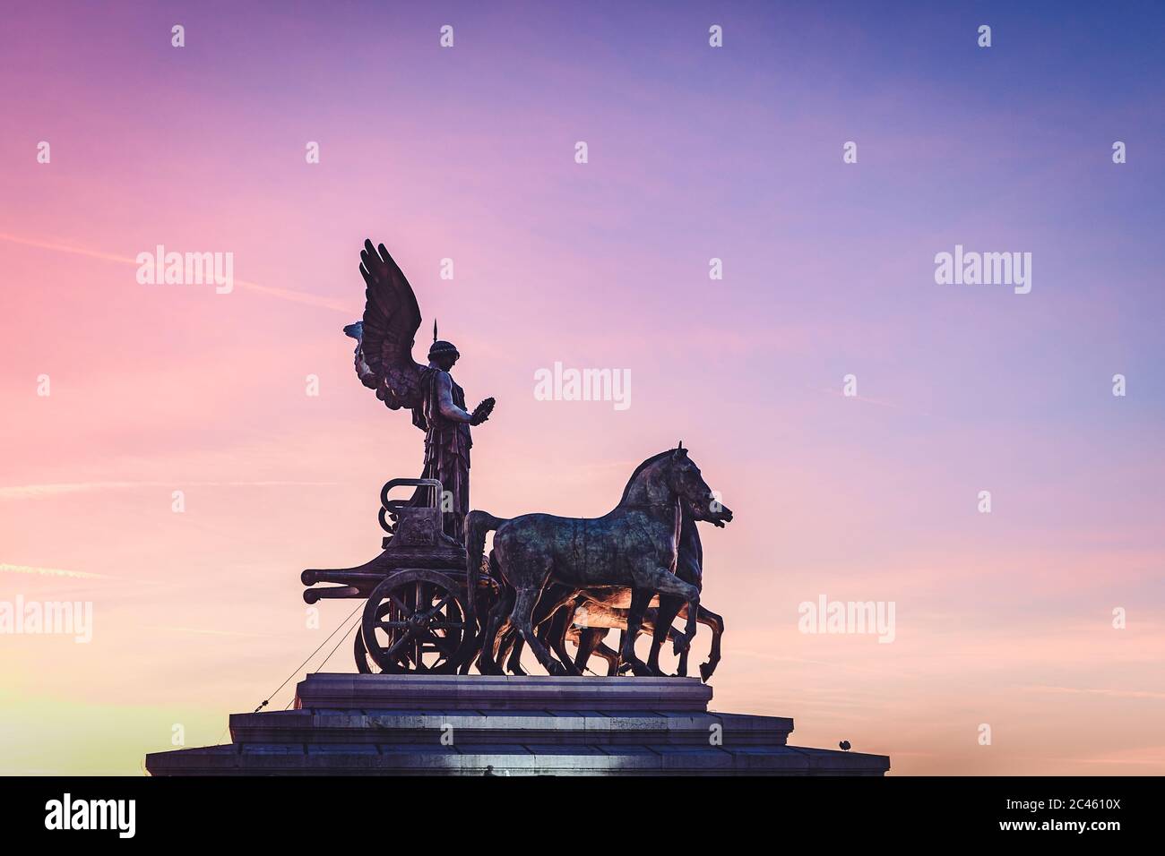 Statue de victoire aigée sur char au sommet de Vittoriano à Rome Banque D'Images