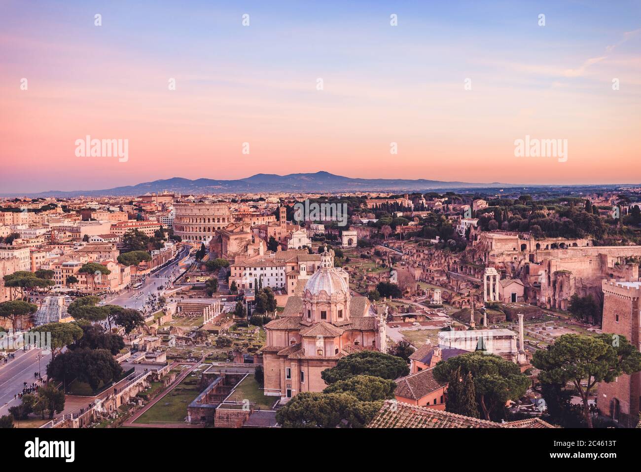 Église catholique Rome – Chiesa dei Santi Luca e Martina et Colisée en arrière-plan Banque D'Images