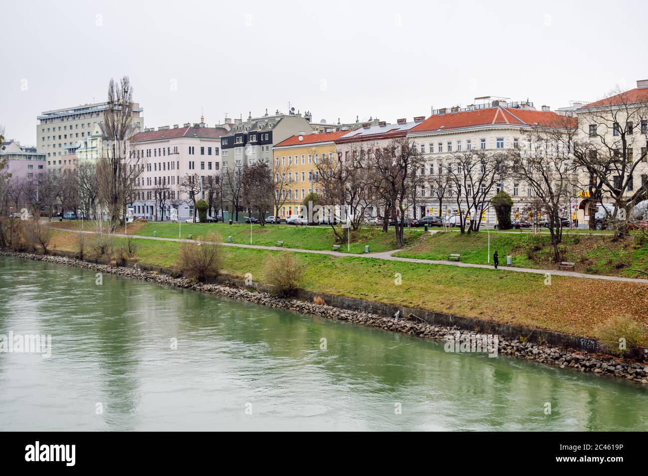 Canal du Danube traversant la ville de Vienne et façades de bâtiments résidentiels le long de la rive. Banque D'Images